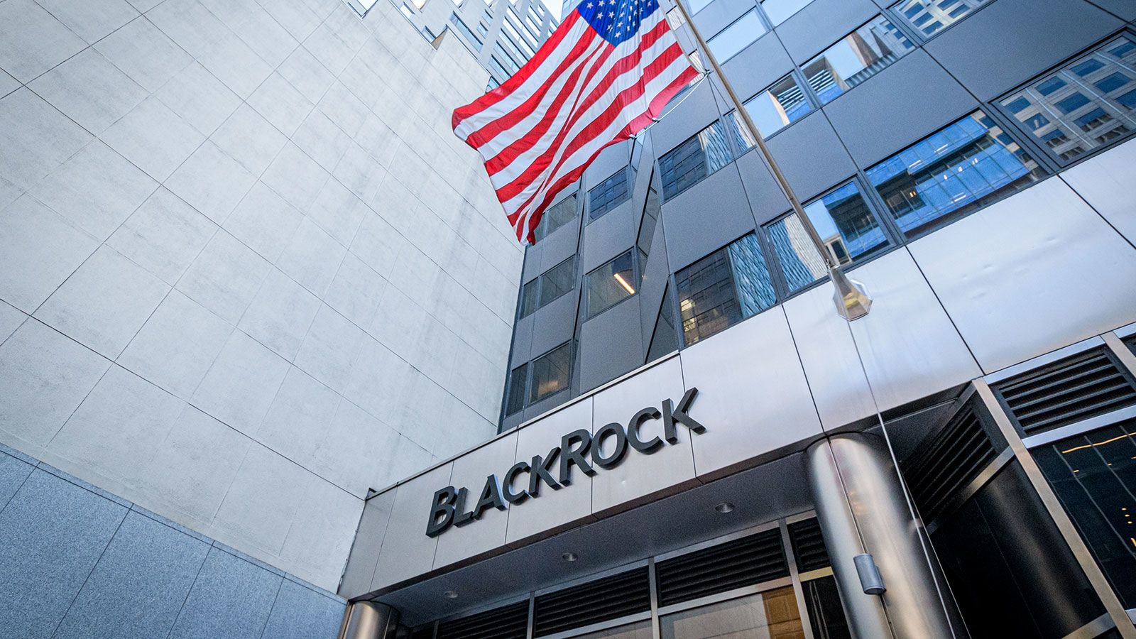 Акции Coinbase выросли на 12% благодаря партнерству с BlackRock