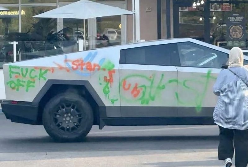 🖼 Tesla представила дешевую версию Cybertruck